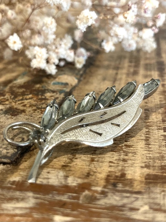 Vintage Jewelry - Costume Jewelry Leaf Shaped Pin Brooch with Gray Marquise Rhinestones